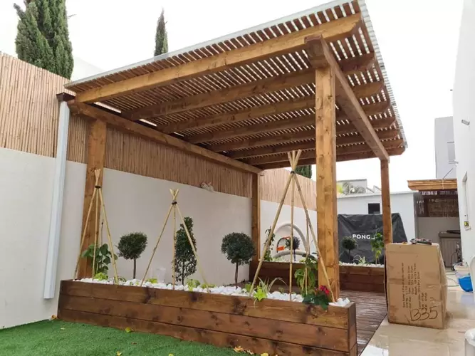 התקנת פרגולת עץ בגינה פרטית